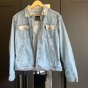 medium forever 21 men’s jean jacket excellent condition, rarely worn